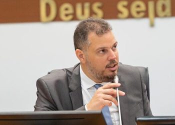 Ao assumir comando da Assembleia, Rodrigo Lago recebe cumprimentos dos colegas parlamentares