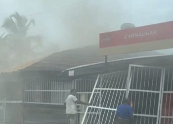 Urgente: bar na Litorânea pega fogo neste momento.