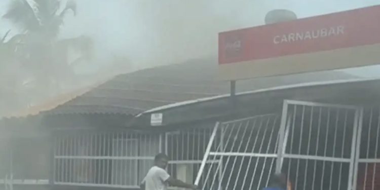 Urgente: bar na Litorânea pega fogo neste momento.
