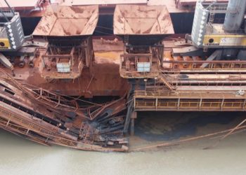 Estrutura metálica do píer da Alumar cede e interrompe descarregamentos.