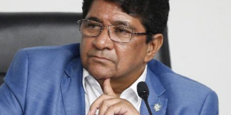 Derrota da seleção aumenta pressão sobre presidente da CBF por novo técnico.