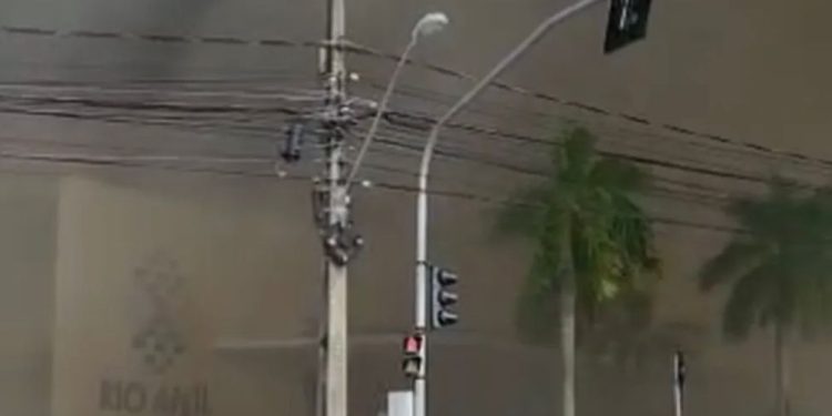 Após incêndio no Rio Anil Shopping, hospitais recebem pacientes.