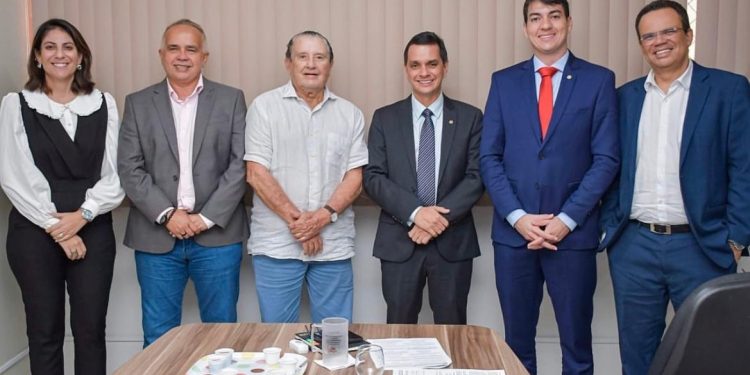 José Reinaldo Tavares recebe comissão de meio ambiente na SEDEPE.