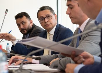 Carlos Lula quer obrigatoriedade da assinatura física para proteger idosos de golpes financeiros.