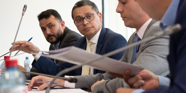 Carlos Lula quer obrigatoriedade da assinatura física para proteger idosos de golpes financeiros.