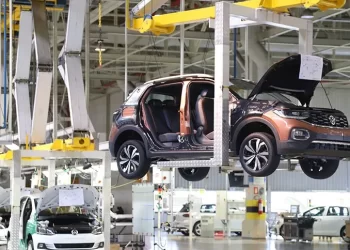 Interrupção na produção de carros novos afeta preço de usados, diz especialista.