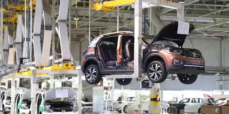 Interrupção na produção de carros novos afeta preço de usados, diz especialista.