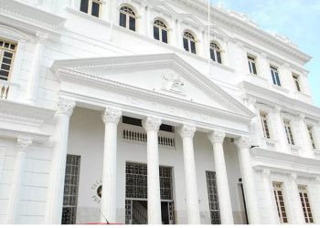 Justiça dá 24h para professores encerrarem greve e retornarem ao trabalho.