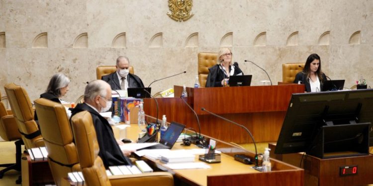 STF derruba prisão especial para réus com diploma superior.