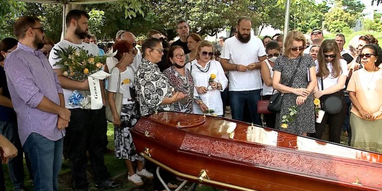 Corpo do jornalista e poeta Celso Borges é enterrado em São Luís.