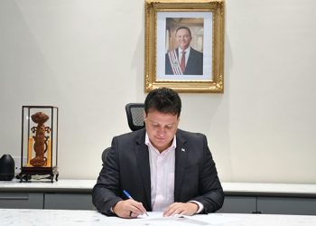 Felipe Camarão assina decreto que proíbe pipas em jogos no Castelão.