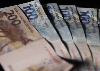 Lula assinará MP do salário mínimo de R$ 1.320 até 1º de maio.