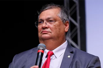 Violência nas escolas: Dino promete multar redes sociais que não ajudarem.