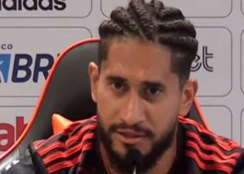 Bandidos assaltam casa da família de jogador do Flamengo em São Luís, levam veículos e capotam.