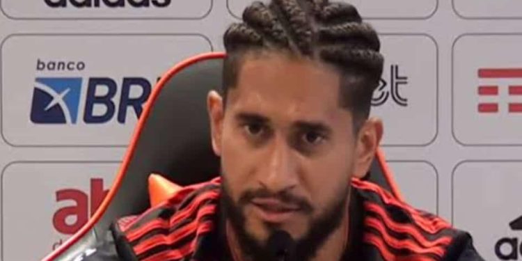 Bandidos assaltam casa da família de jogador do Flamengo em São Luís, levam veículos e capotam.