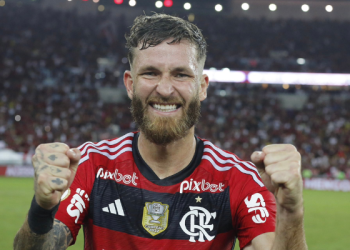 Flamengo vence o Corinthians, por 1 a 0, no apagar das luzes.