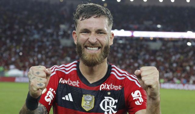 Flamengo vence o Corinthians, por 1 a 0, no apagar das luzes.