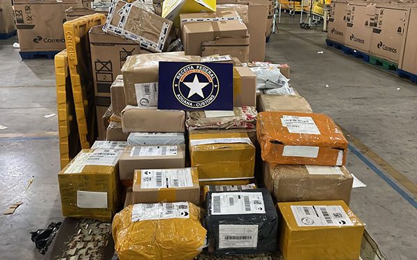 Receita apreende 1,5 milhão em smartphones e eletrônicos em SL.