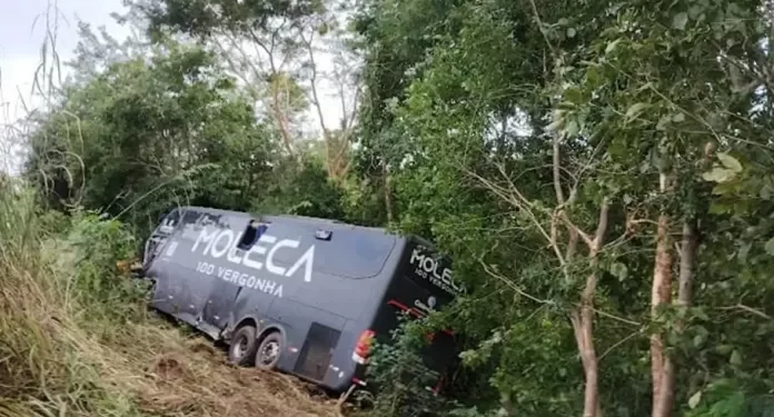 Um acidente com ônibus da banda Moleca 100 Vergonha resulta em uma fatalidade no Piauí.