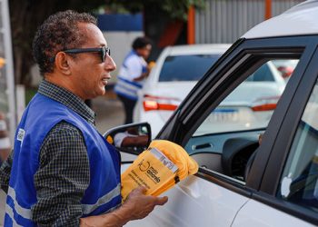 Detran realiza campanha educativa com condutores de veículos.