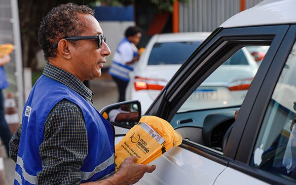 Detran realiza campanha educativa com condutores de veículos.