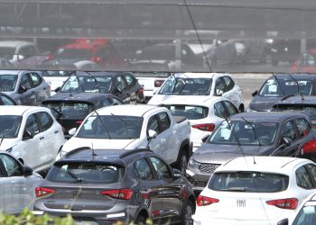 Vendas de carros novos caem 14% à espera de redução de preços.