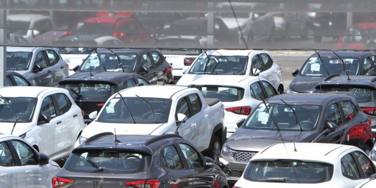 Vendas de carros novos caem 14% à espera de redução de preços.