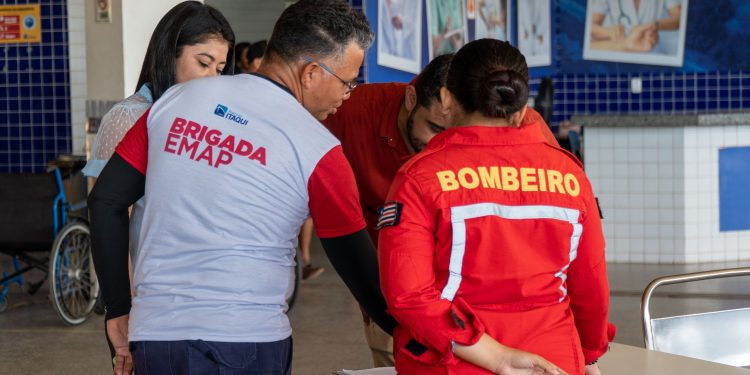 Colaboradores do Posto de Saúde do Cujupe recebem treinamento para combate a emergências.