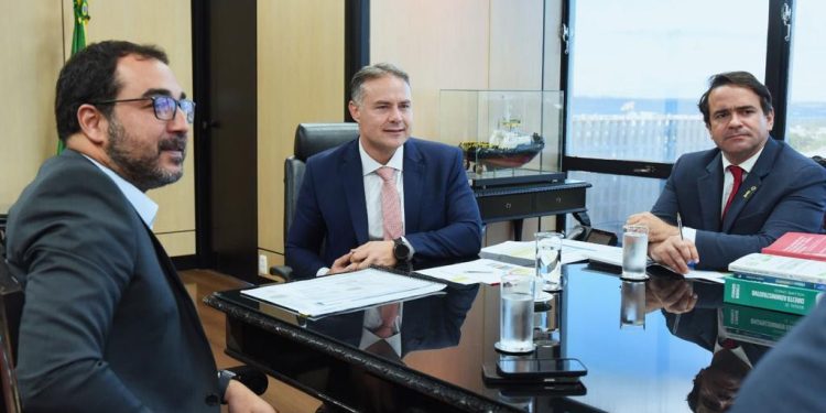 Presidente da EMAP reúne com ministro dos Transportes e grupo de trabalho é designado para discutir malha ferroviária do Porto do Itaqui.