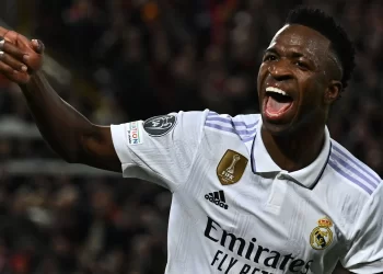 Ronaldo e Neymar manifestam apoio a Vinícius Júnior após caso de racismo.