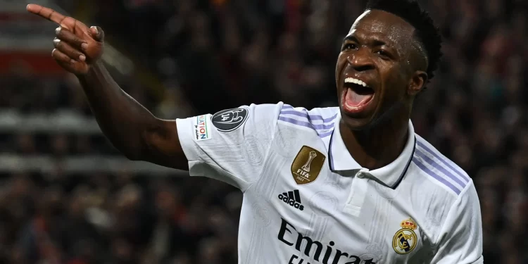 Ronaldo e Neymar manifestam apoio a Vinícius Júnior após caso de racismo.