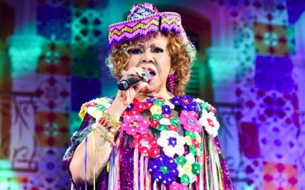 Alcione se emociona com grande público em show no Arraial do Ipem.