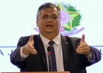 Após inelegibilidade, Dino quer cobrar indenização de Bolsonaro.