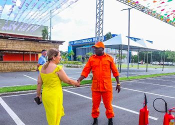 Iracema Vale confere detalhes da estrutura do Arraial da Assembleia.