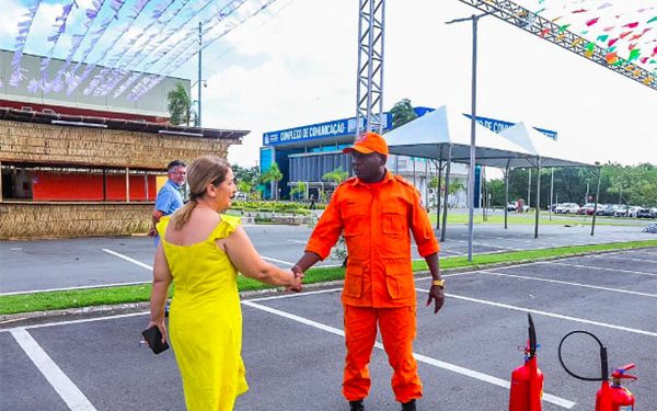 Iracema Vale confere detalhes da estrutura do Arraial da Assembleia.