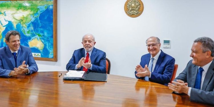 Lula assina MP do ‘Desenrola’, programa para renegociar dívidas de até R$ 5 mil.