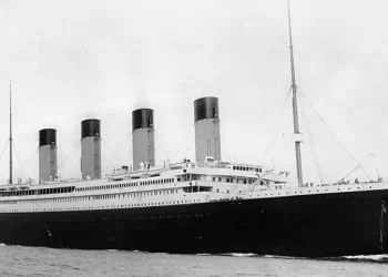 Parentes de vítimas do Titanic se manifestam depois de tragédia com submarino.