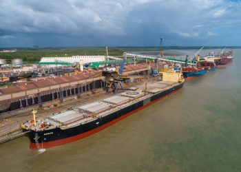 Porto do Itaqui realiza 1º teste de atracação de navios a contrabordo para operação de combustíveis.