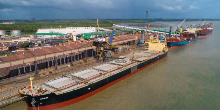 Porto do Itaqui realiza 1º teste de atracação de navios a contrabordo para operação de combustíveis.