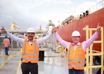 Porto do Itaqui se destaca na capacidade de atendimento de navios com nova operação de transferência de carga.