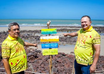 Prefeito Osvaldo Gomes e Carlos Brandão, celebram a assinatura da pavimentação da praia da Araoca em Guimarães.
