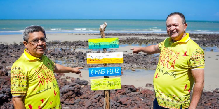Prefeito Osvaldo Gomes e Carlos Brandão, celebram a assinatura da pavimentação da praia da Araoca em Guimarães.