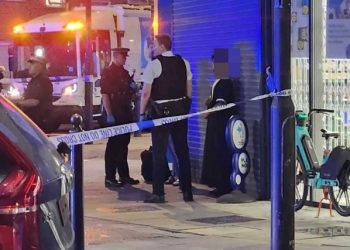 Carro em perseguição policial invade praça e atropela toda a família Gaspar, em Londres.