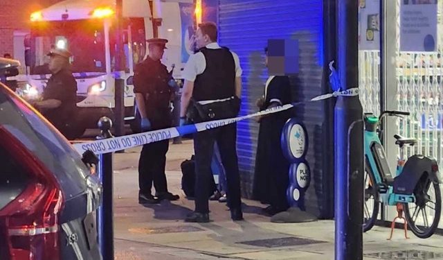 Carro em perseguição policial invade praça e atropela toda a família Gaspar, em Londres.