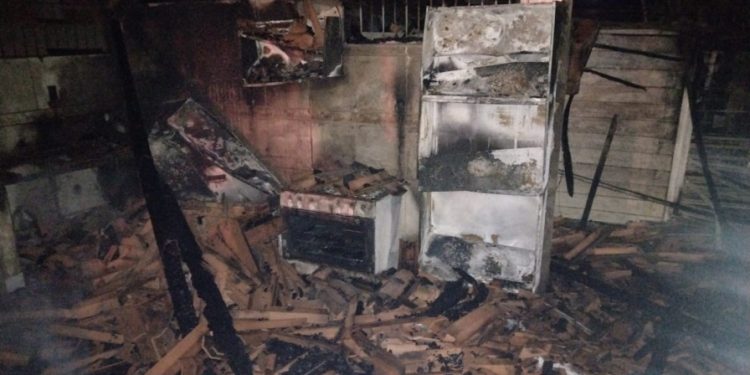 Residência no bairro do Araçagy pega fogo e fica destruída.