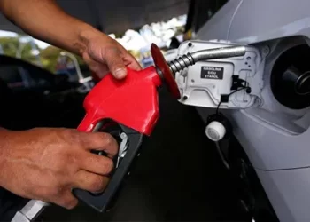 Em meio a apagão, Petrobras anuncia aumento da gasolina e diesel.