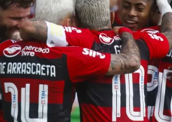 Flamengo marca no fim e vence Coritiba com golaço de Gerson em grande jogo.