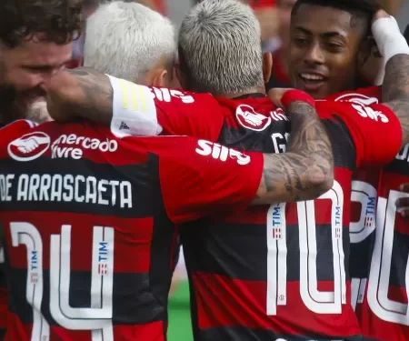 Flamengo marca no fim e vence Coritiba com golaço de Gerson em grande jogo.