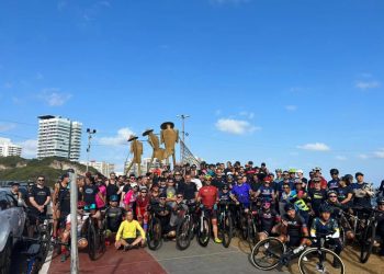Ciclistas pedem mais segurança e realizam homenagem a médico.