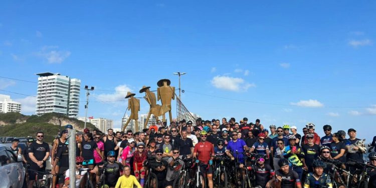 Ciclistas pedem mais segurança e realizam homenagem a médico.